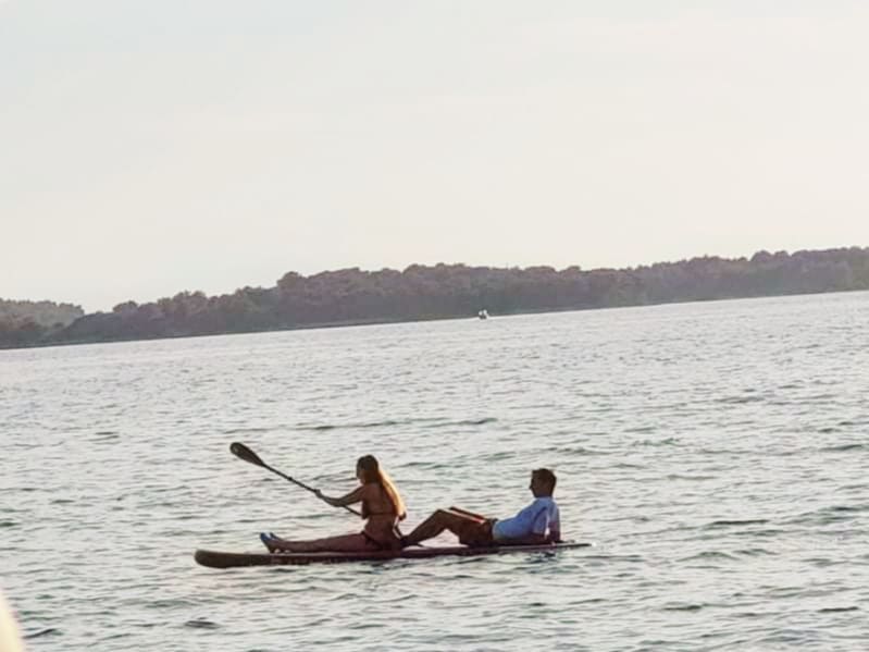 ŽENA VESLA, MUŠKARAC SJEDI Mediji napravili dramu, a žena s fotografije odgovorila: “U kakvom to svijetu živimo?”