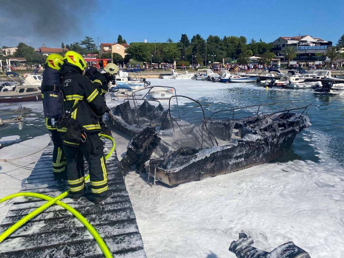 Policija istražuje okolnosti eksplozije i požara šest plovila u medulinskoj luci