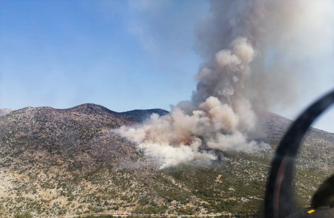 VATRENI PAKAO Trenutno šest protupožarnih aviona gasi požar na Biokovu