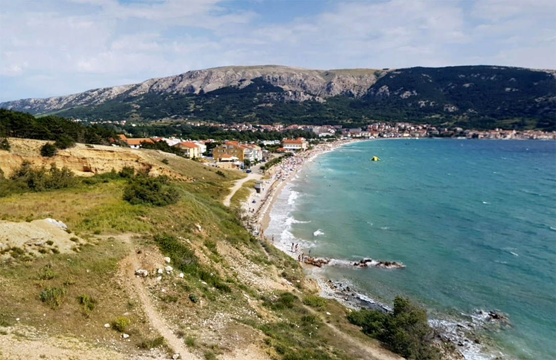 Pronađen mrtav muškarac iznad plaže u Baški na Krku – Privedena jedna osoba