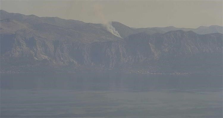 Na Biokovu je izbio požar na teško pristupačnom terenu, gori i u kod hidroelektrane Vinodol