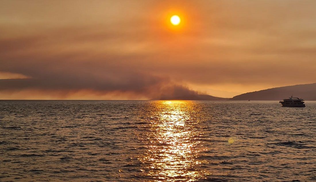 Tri kanadera gase veliki požar kod Starog Grada na otoku Hvaru