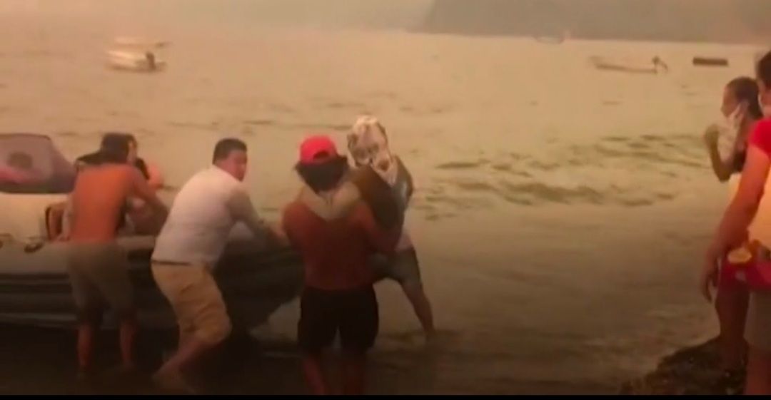 STRAVA I UŽAS NA TURSKOJ OBALI Turisti čamcima bježe pred vatrenim zidom