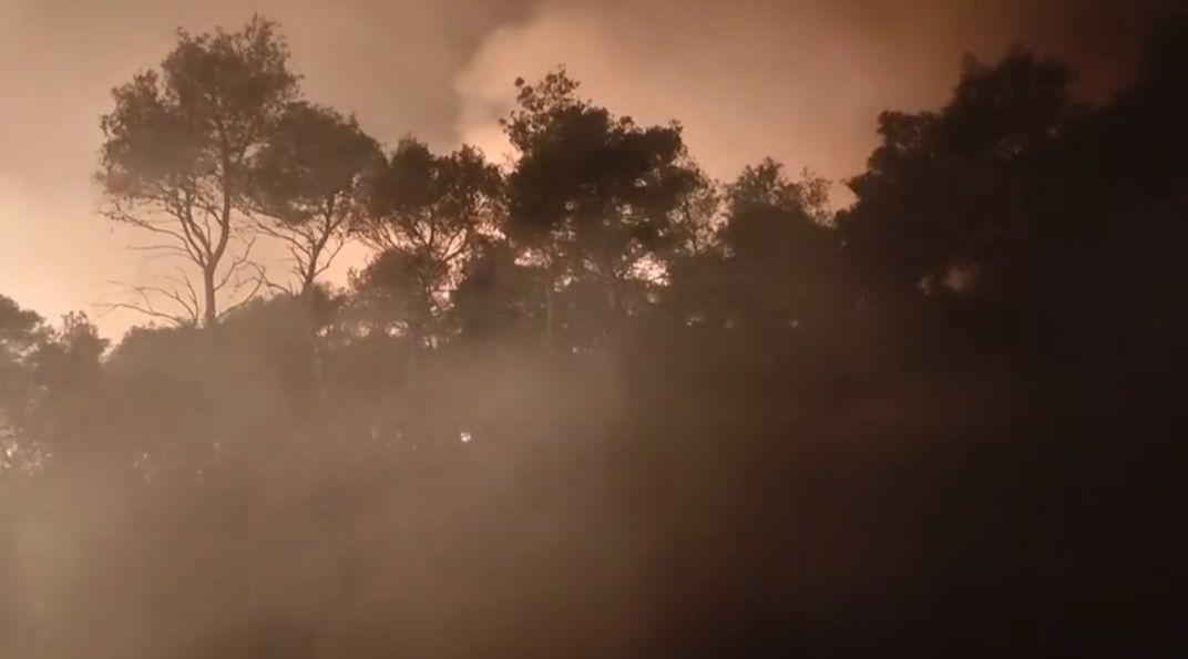 ZNA SE UZROK? Požar na Hvaru stavljen pod kontrolu, požar navodno izazvala signalna raketa