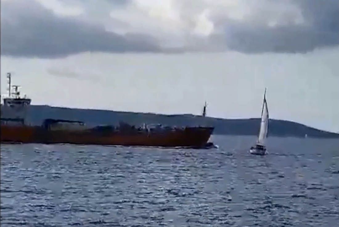 VIDEO Neodgovornog jedriličara umalo skupio teretnjak