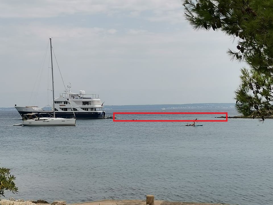 Vezao brod za kamen, zauzevši pola uvale: “Cima mu je duga 50 m, ugrožava sigurnost plovidbe!”