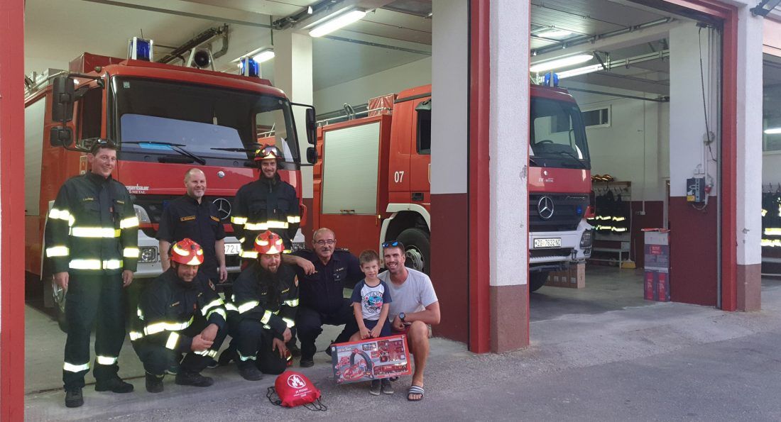 Vatrogasci se odužili dječaku koji ih je bodrio na putu do požarišta