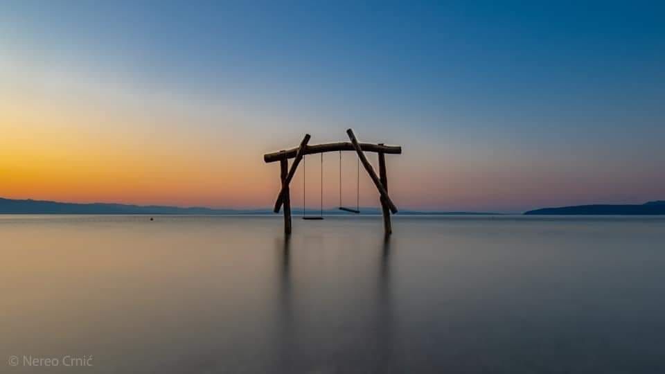 HIT MEĐU TURISTIMA – U Lovranu se čeka red za ljuljačku u moru!