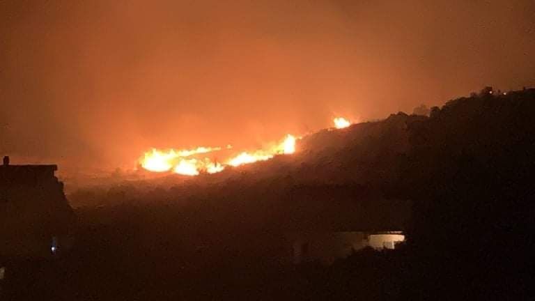 Zbog velikog požara kod Šibenika noćas ugašen dalekovod, požar jutros lokaliziran