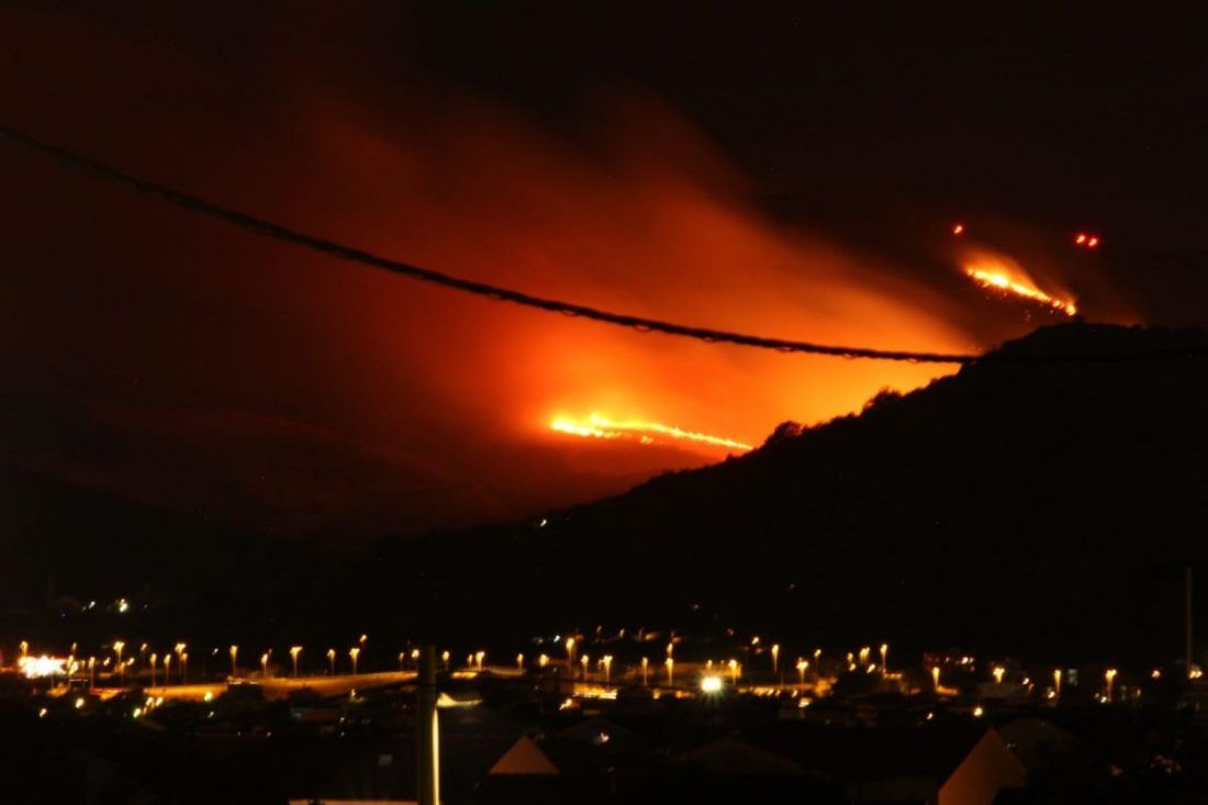 POŽAR KOD TROGIRA SE NOĆAS PROŠIRIO Ministar Banožić i admiral  Hranj obići će protupožarne snage