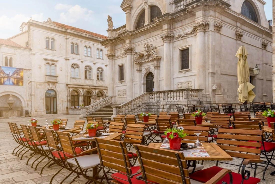 Na Stradunu odbijaju goste koji neće potrošiti najmanje 300 kuna: “Ne možeš satima za 30 kuna gledati tko prolazi”