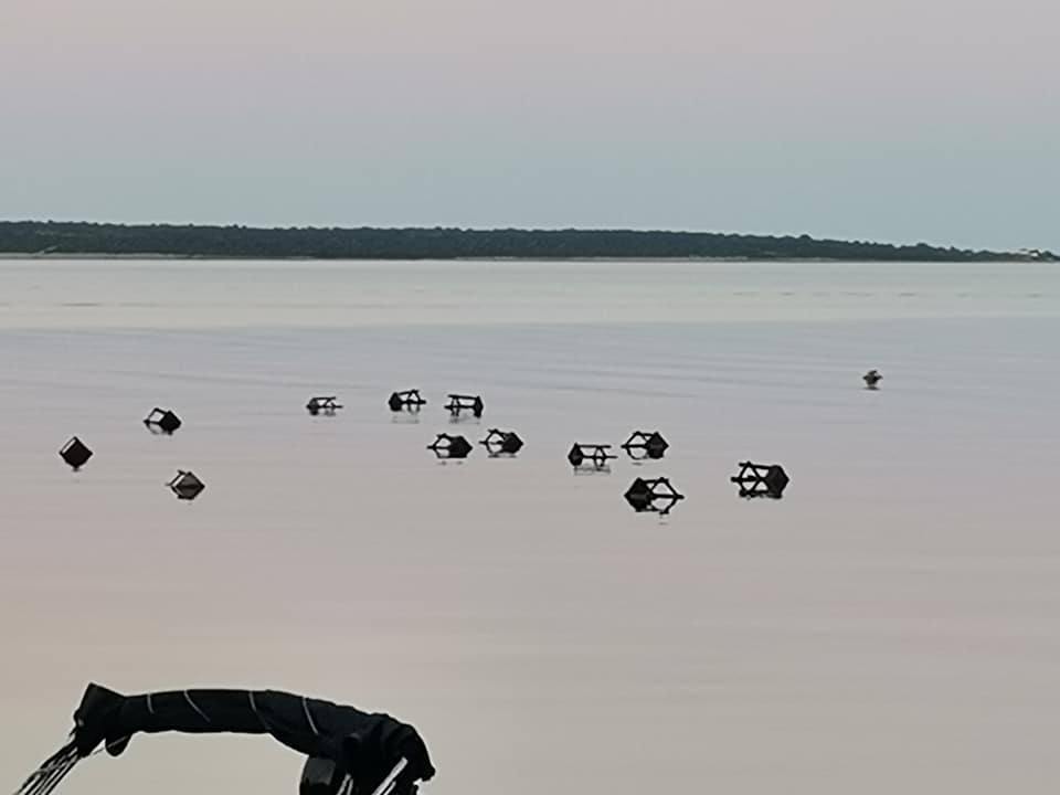 IMAMO VIDEO VANDALIZMA NA PAGU Usred noći pobacao stolice u more