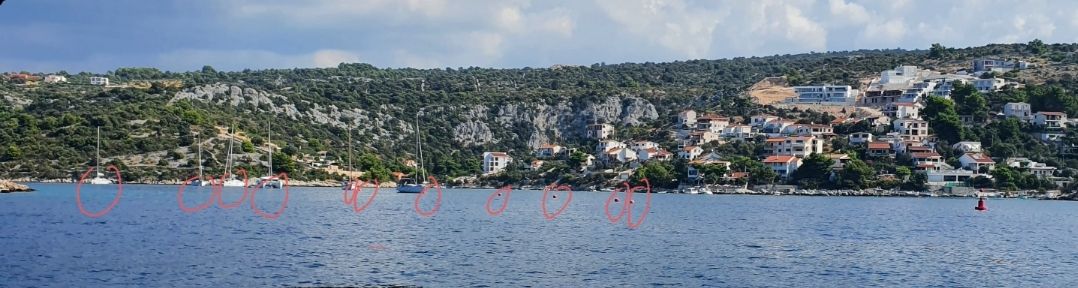 DEVASTACIJA UVALE Koncesionar stavio više bova od dopuštenog, uvala zatrpana smećem i bespravnom gradnjom