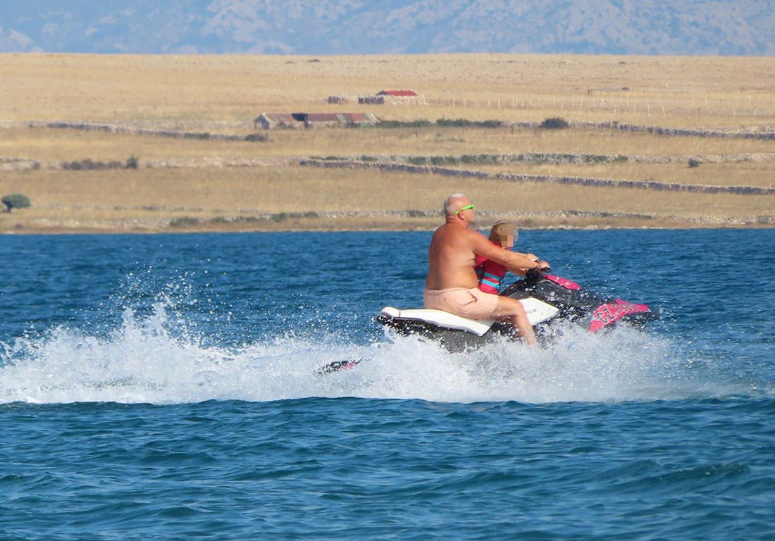 VIDEO: NEVJEROJATNO! Čovjek na Viru glisira na jet skiju s malenim djetetom bez kacige i blizu obale