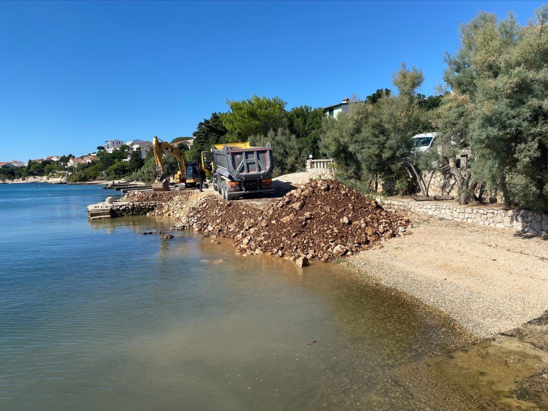 ZA SVE JE KRIVA KANALIZACIJA Mještani Vidalića optužuju grad i komunalac za devastaciju pomorskog dobra – Oni uzvraćaju: “Ovo je strateški projekt, a plaže nisu vaše vlasništvo”