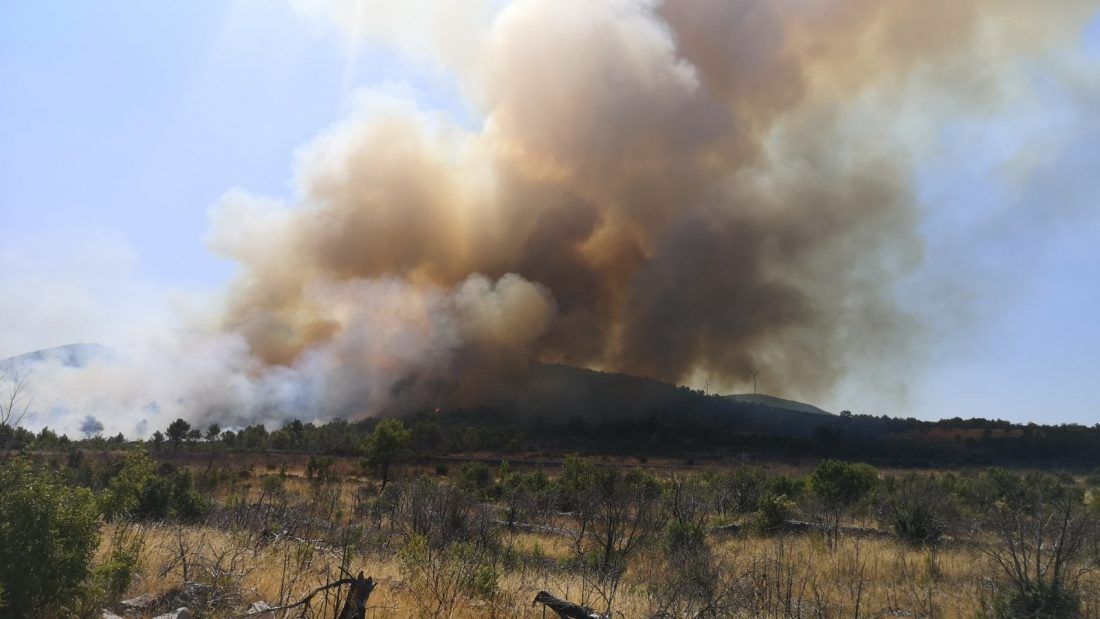 Zračne snage s dva kanadera gase požar kod Srime i Zatona