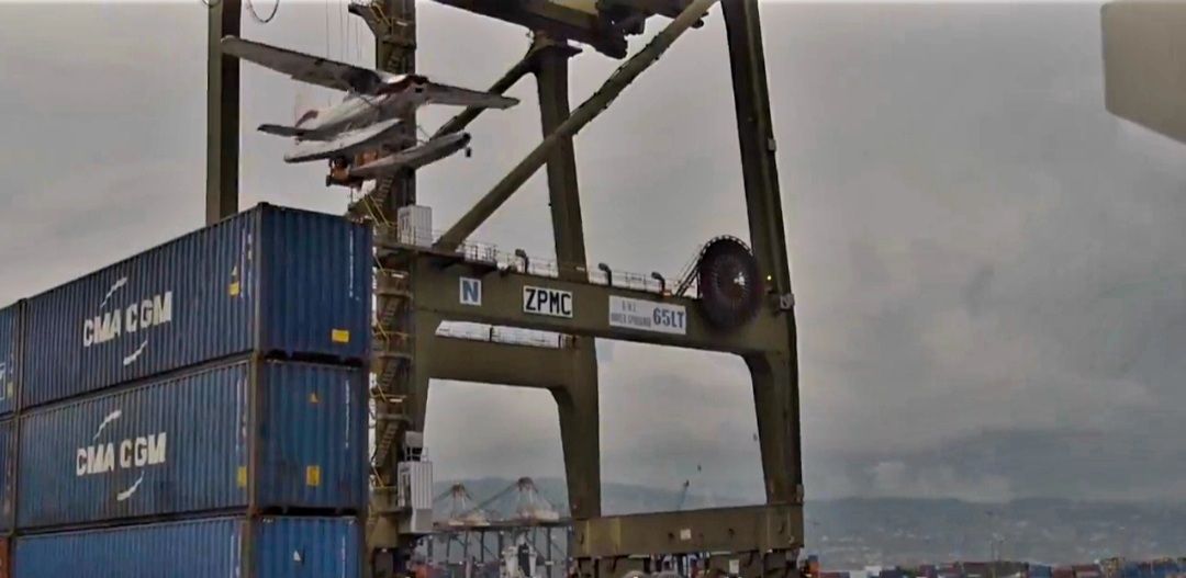 TO MOŽE SAMO JAMES BOND U najprometnijoj karipskoj luci snimljena “nemoguća scena” preleta aviona ispod dizalice