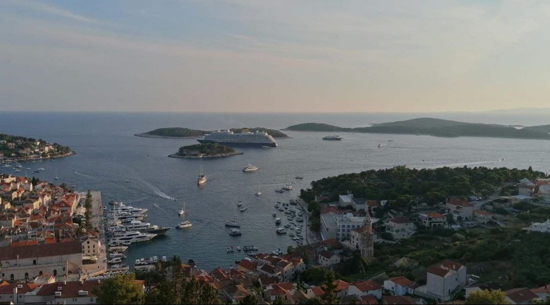 FOTO/VIDEO Kruzer se provlači između Hvara i Paklinskih otoka