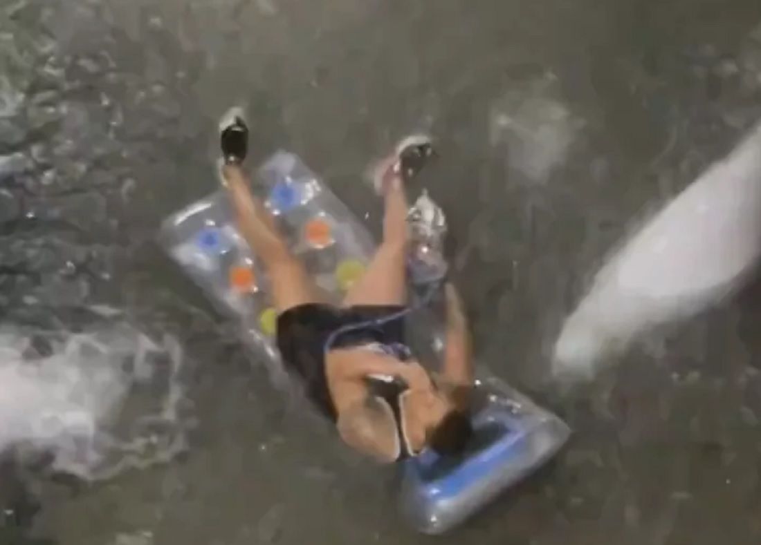 VIDEO Katastrofalnu poplavu iskoristio za uživanje na madracu na napuhavanje