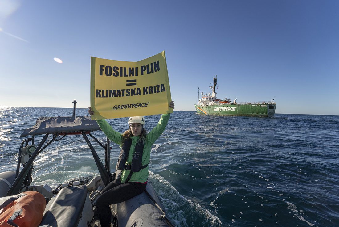 FOTO Plinska platforma Ivana D nakon 316 dana još uvijek na dnu – Greenpeace: “Plinskom biznisu profit, Jadranu otpad!”