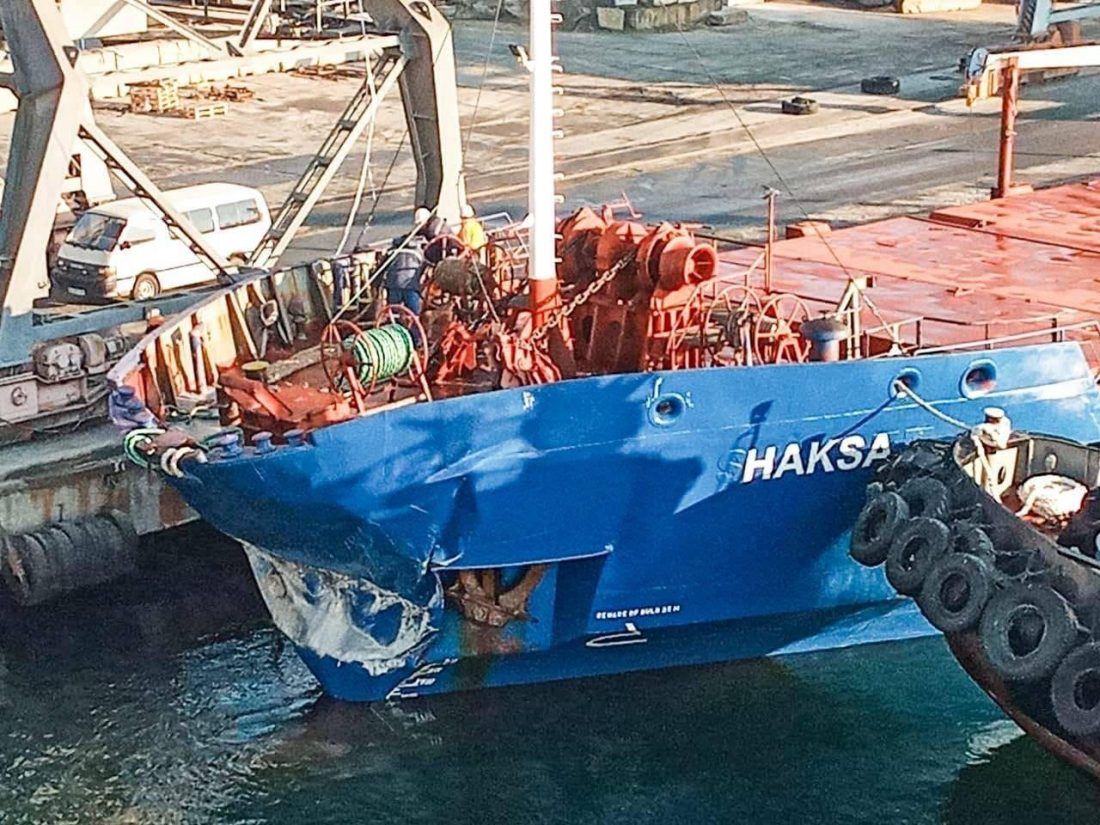 Brod koji je imao havariju u Jadranu, udario u lučko pristanište i teško je oštećen