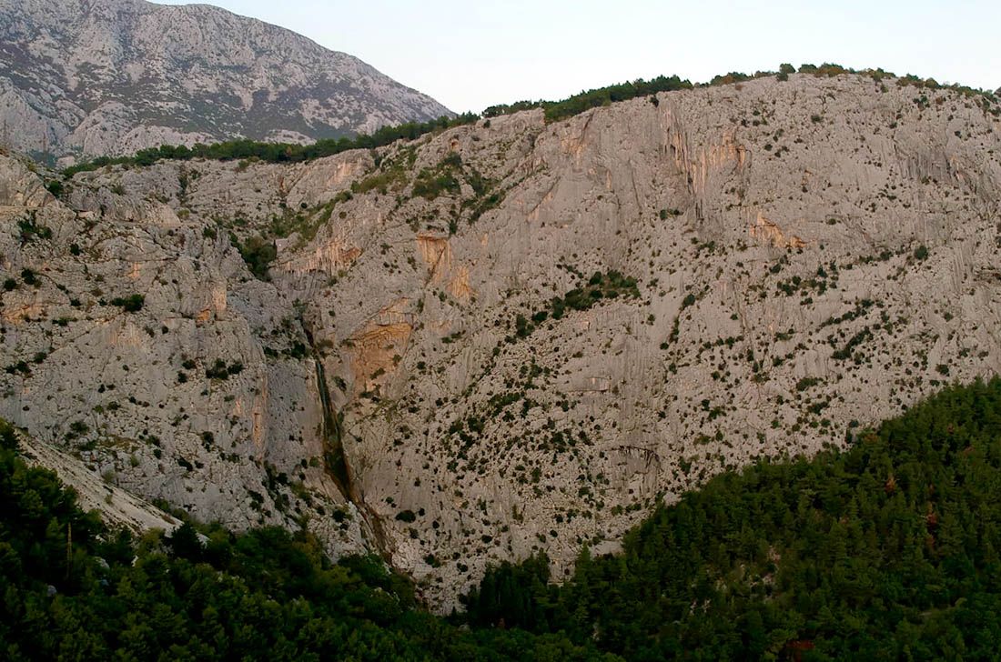 TRAGEDIJA U OMIŠU – HGSS: “Nesretni čovjek je pao s ruba stijene, morali smo i sami paziti na odrone!”