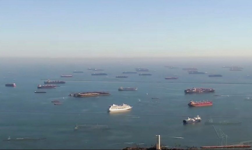 Ispred svjetskih luka čekaju stotine brodova