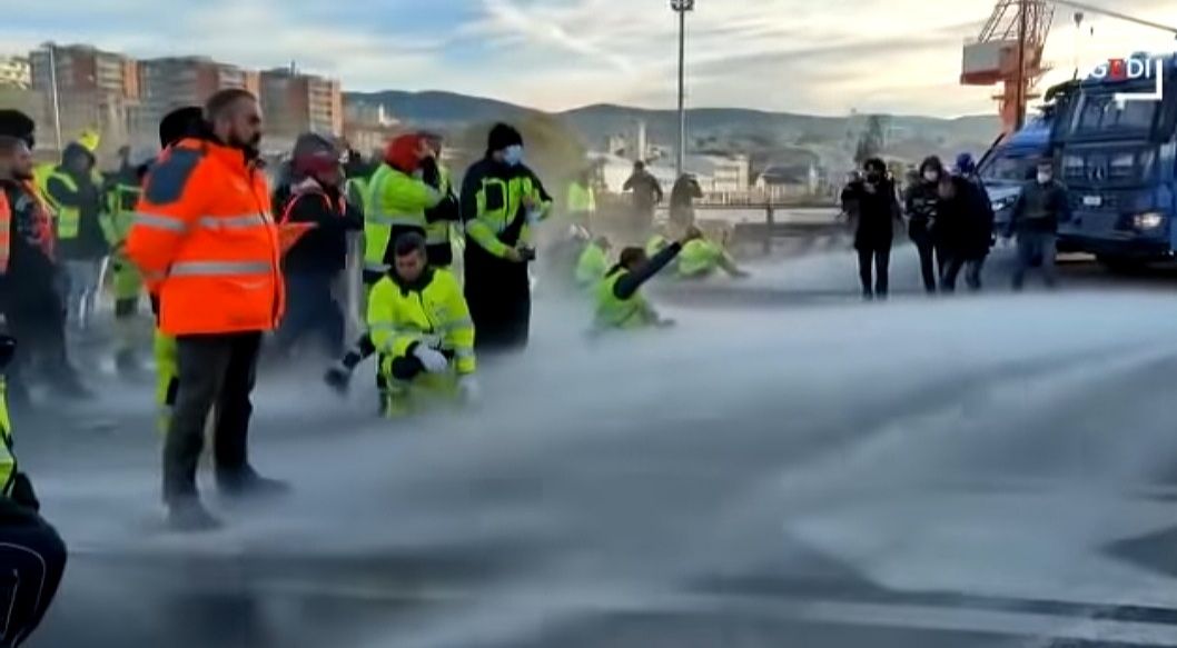 VIDEO Talijani blokirali luke zbog Covid propusnica – Policija u Trstu tjera prosvjednike vodenim topovima
