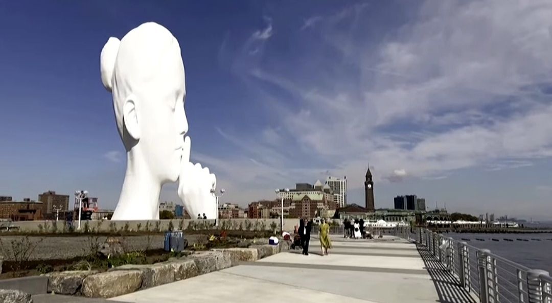 VIDEO Na obalu rijeke Hudson postavljen golemi kip ženske glave s jasnom porukom