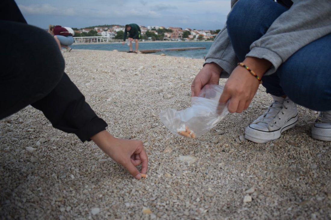 Mladi iz cijele Europe u samo pola sata skupili 3251 opušak na plaži u Brodarici kod Šibenika!
