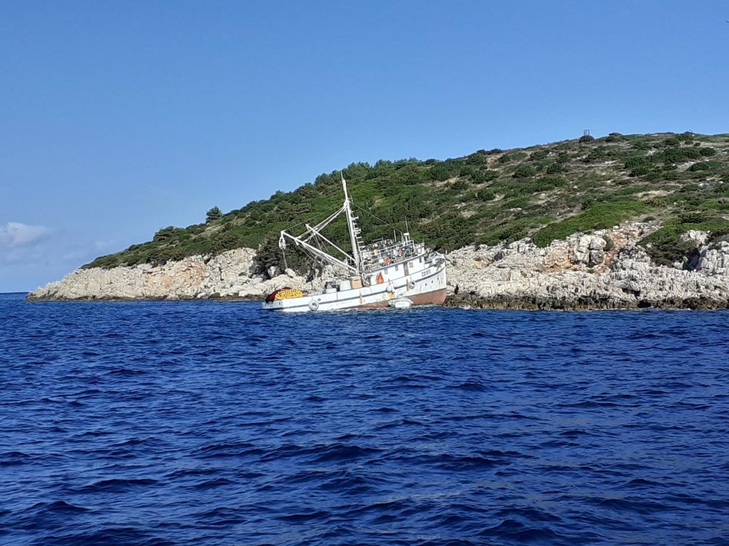 FOTO Kod Dugog otoka se nasukao ribarski brod