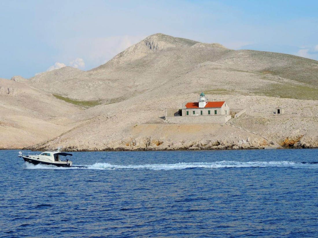 Riječka policija spasila dvoje belgijskih nautičara – Jedrilica im ostala bez pogona, a bura ih nosila na otok Prvić