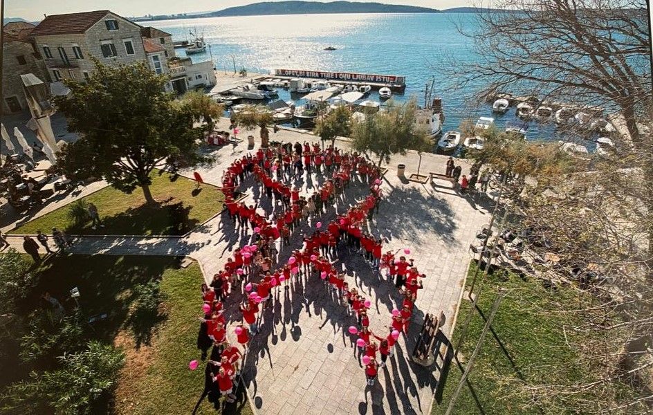 RUŽIČASTA VRPCA Šime Strikoman u Kaštel Kambelovcu snimio milenijsku fotografiju
