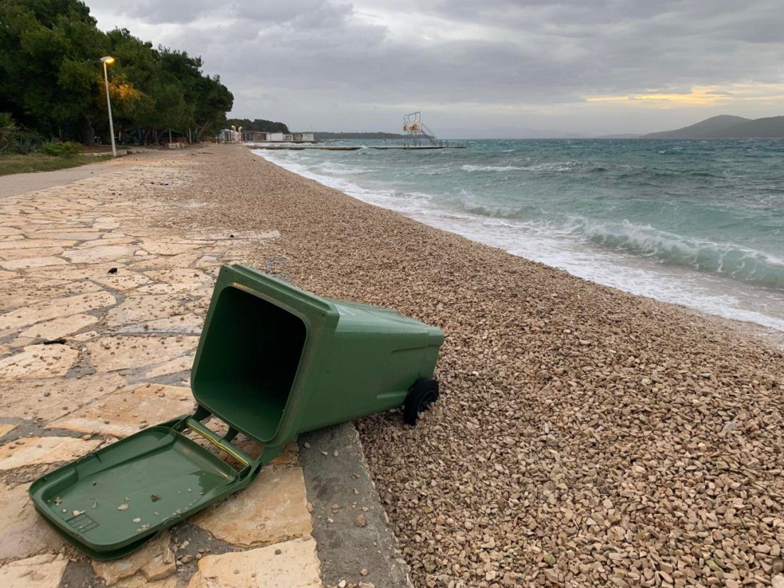 Kanta od smeća “preplivala” više od 4 milje i s otoka Krapnja završila na šibenskoj Jadriji