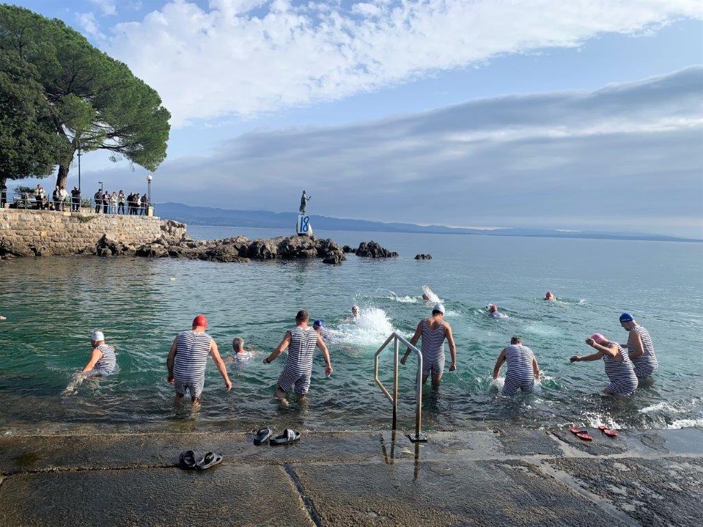FOTO Opatijski kukali otvorili zimsku sezonu kupanja i proslavili svoj 18. rođendan!