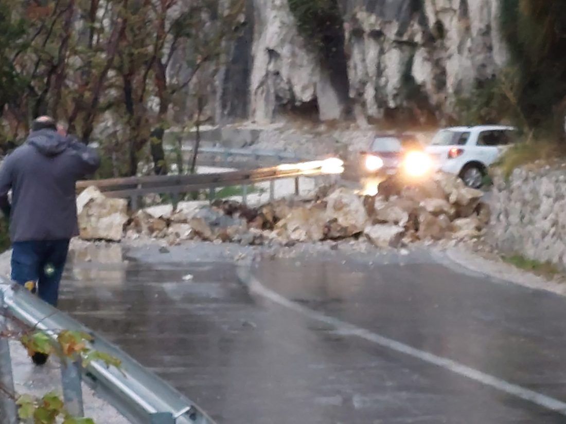 UMALO TRAGEDIJA Na cesti kod Omiša odronile se stijene