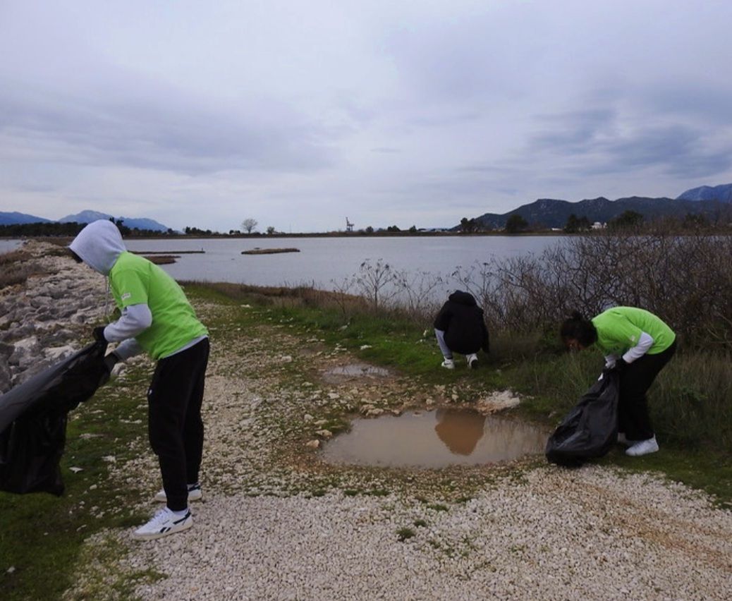 Opuzenski srednjoškolci čistili ušće Neretve od plastičnog otpada