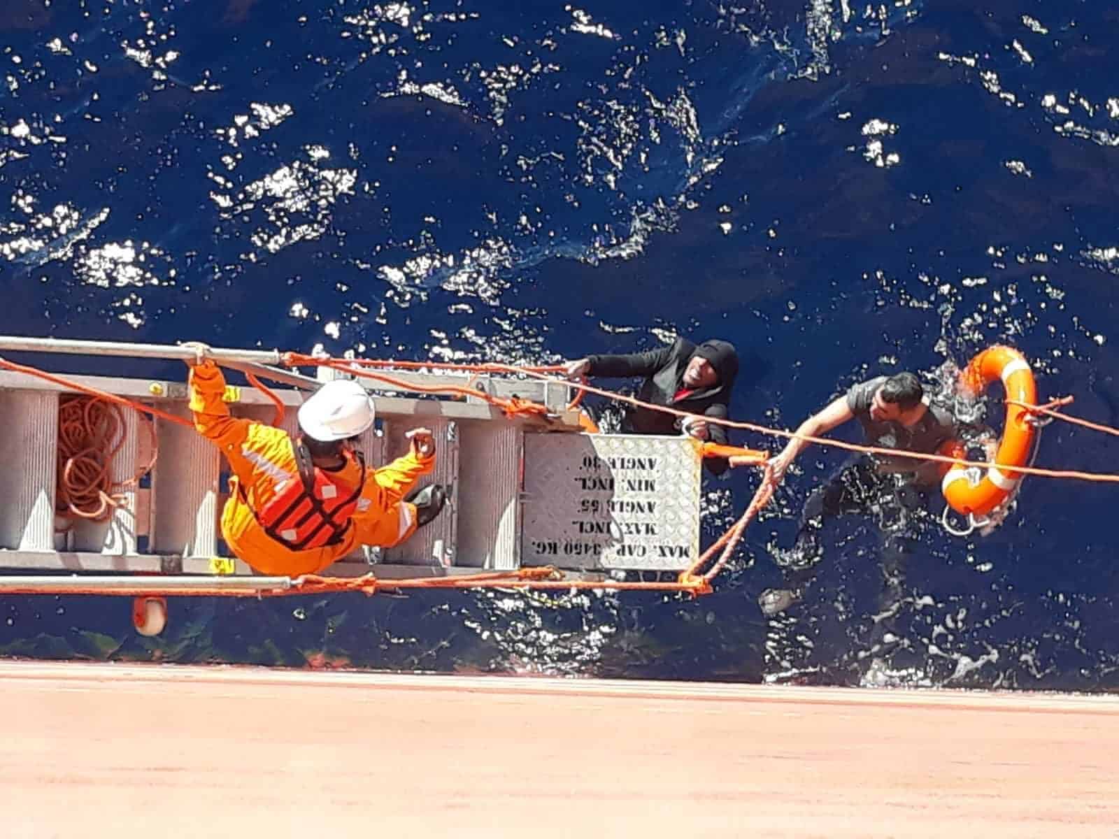 FOTO/VIDEO Zadarski kapetan s posadom spasio Kubance koji su šest dana plutali Meksičkim zaljevom