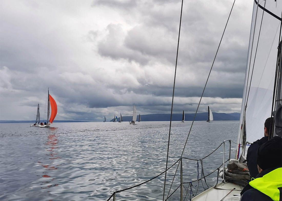 Kroz tri nevere i 21 sat jedrenja, završila zahtjevna regata Susak za dvoje i Susak za posade