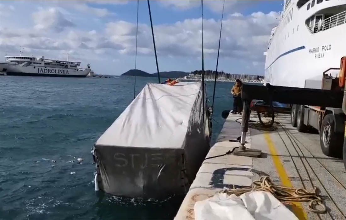 VIDEO Prvi pokušaj vađenja kamiona s dna splitske luke nije uspio
