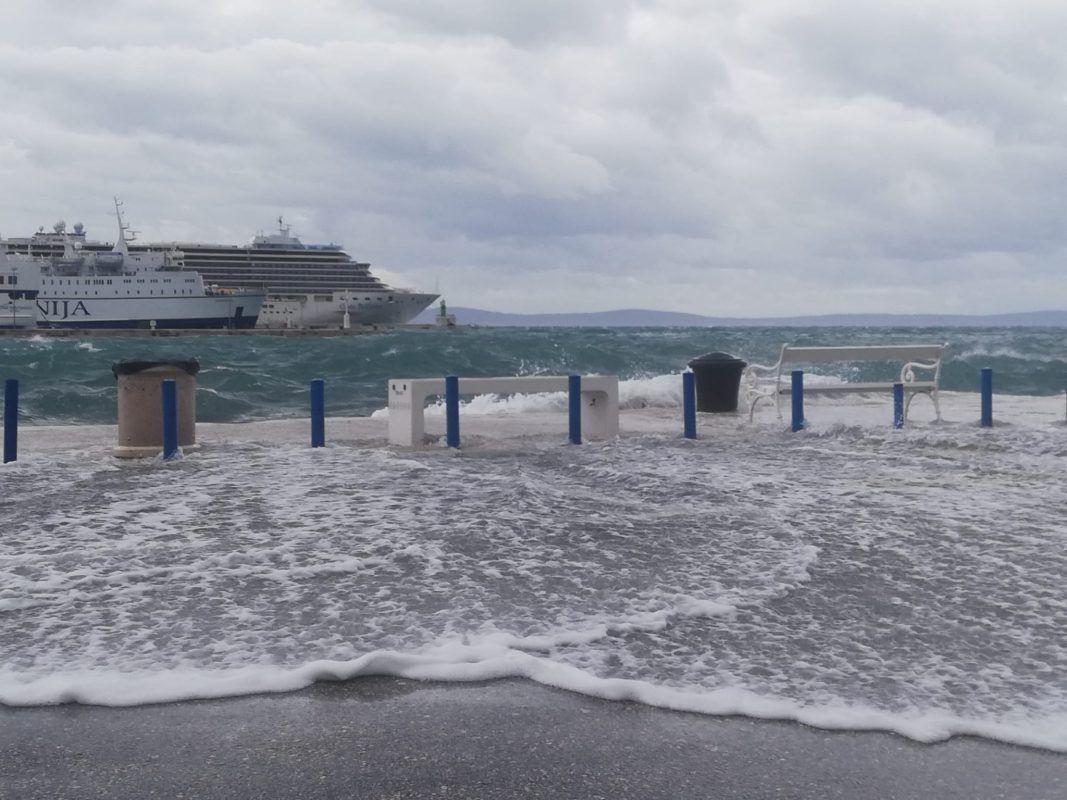Olujna lebićada s plimom poplavili splitsku rivu