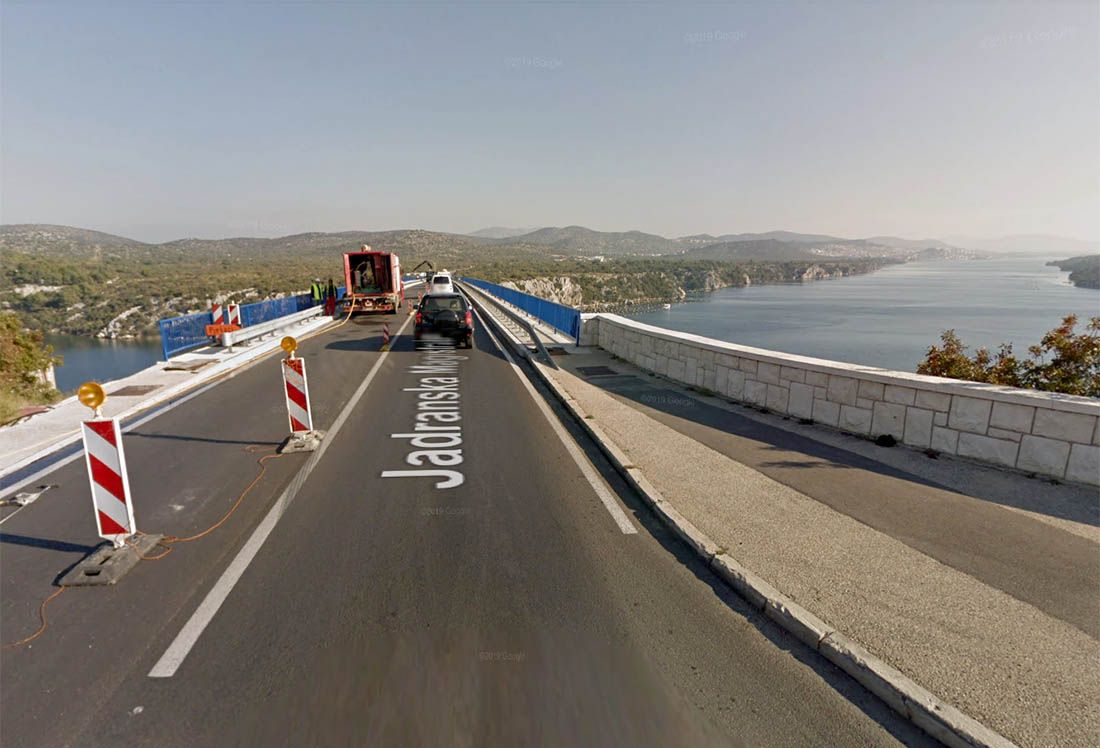 Pijani djedica prelazio cestu, vozačica ga izbjegla i udarila u drugo vozilo čija je vozačica bila pijana