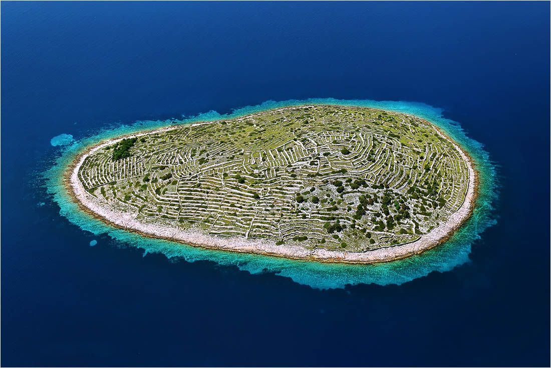 Daily Mail uz fotografiju od Borisa Kačana piše o nevjerojatnom hrvatskom otoku u obliku otiska prsta