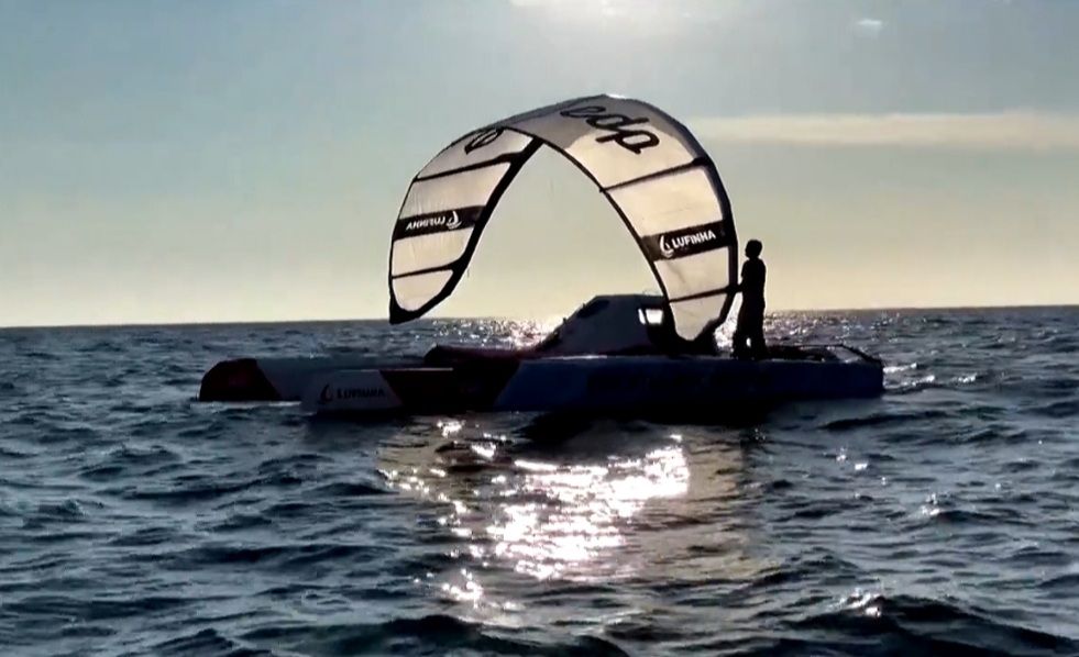 VIDEO Preplovio Atlantik u čamcu pomoću zmaja