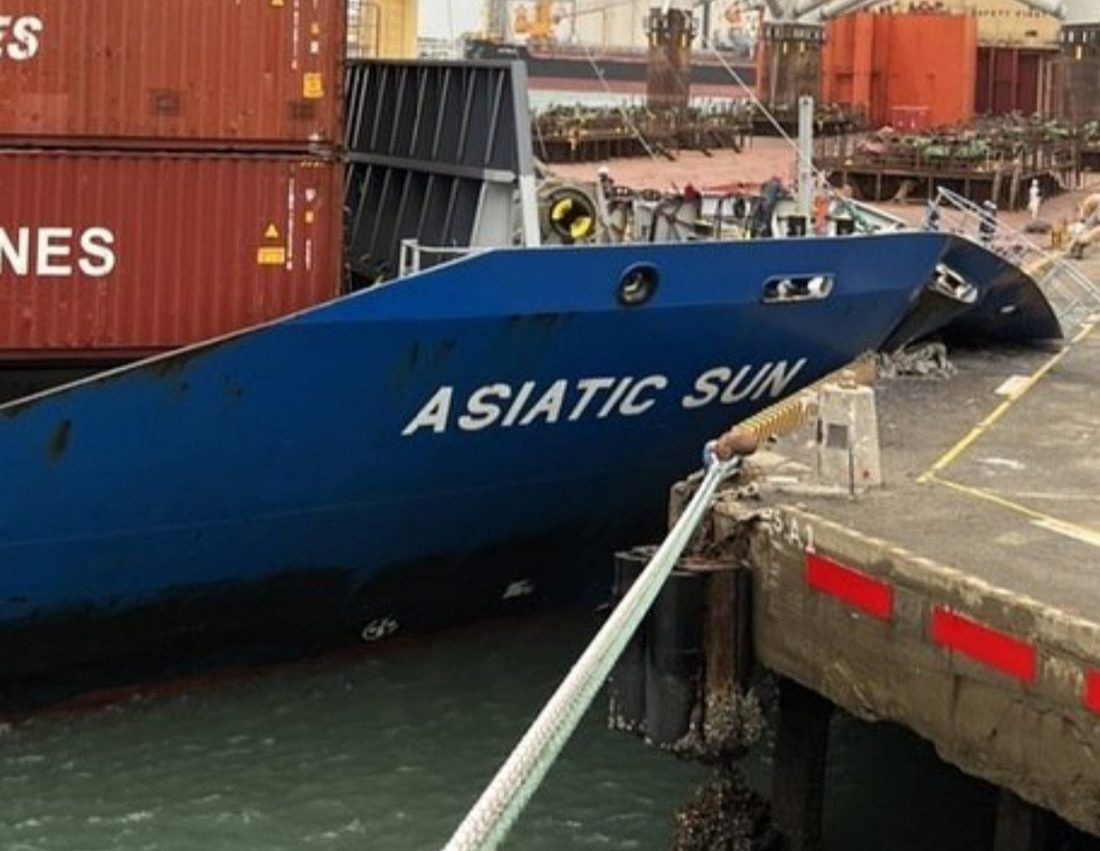 VIDEO Pogledajte kako se kontejnerski brod zabija u pristanište