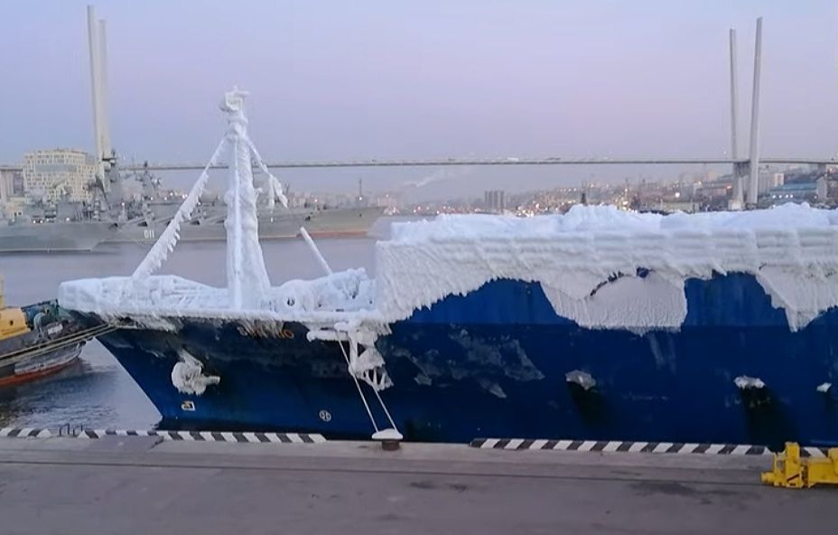 NESVAKIDAŠNJI PRIZOR Brod okovan ledom uplovio u luku