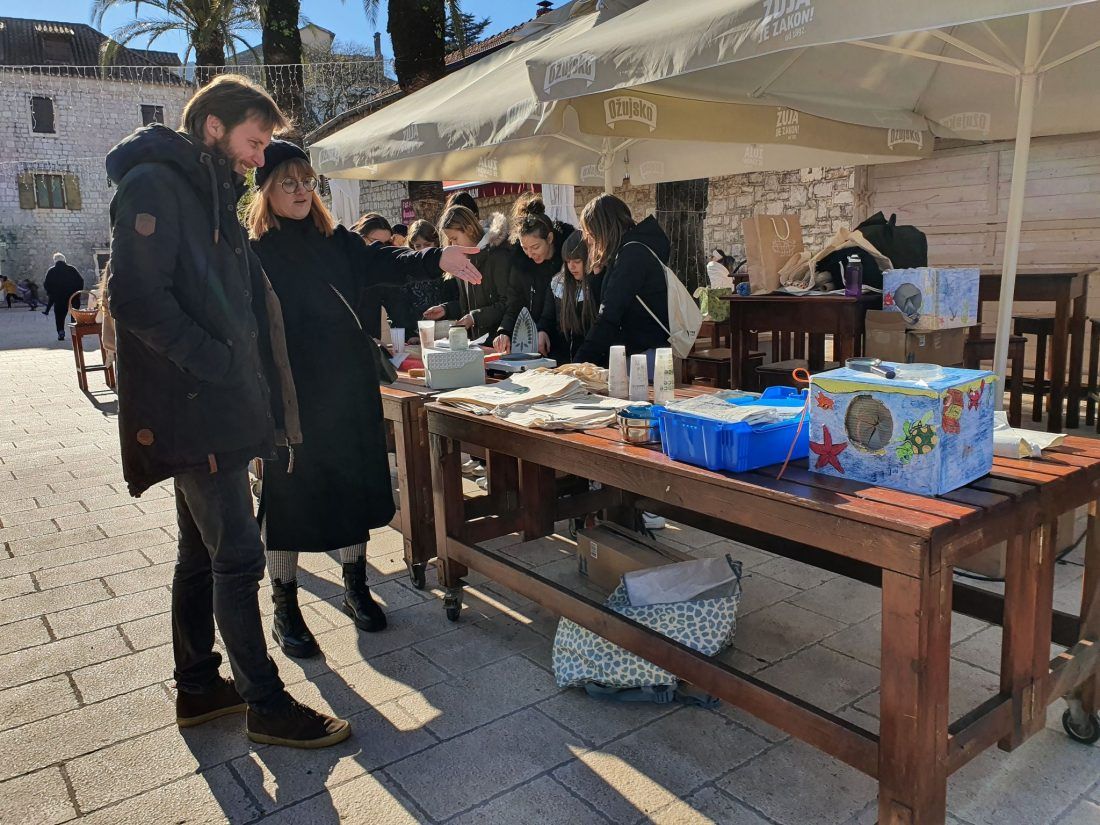 ADVENT BEZ PLASTIKE Hvarskim ribarima prezentirane reciklirane kašete za ribu