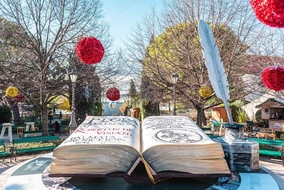 U Šibeniku postavljena 3 metra duga i oko 300 kilograma masivna knjiga