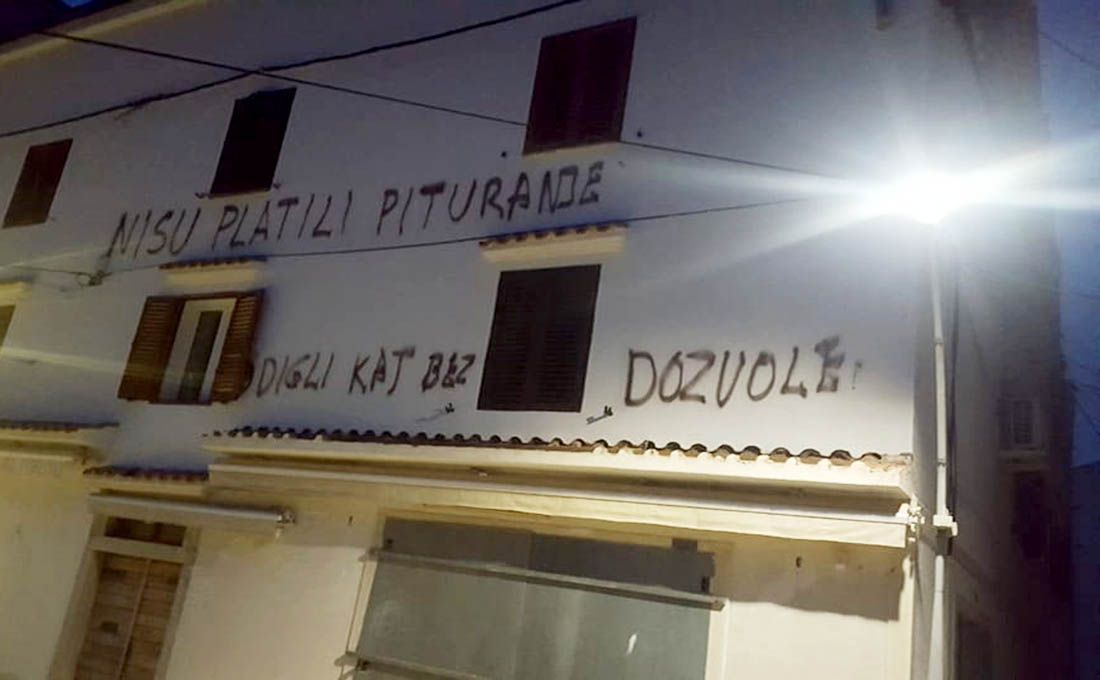 U Baški osvanuo grafit na kući, ljuti se pitaju: “Je li to pisao susjed ili pitur?”