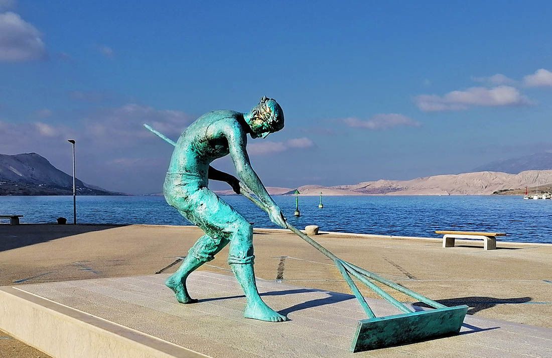 Zahvaljujući buri, kip “Solar” na Pagu pozelenio puno prije vremena